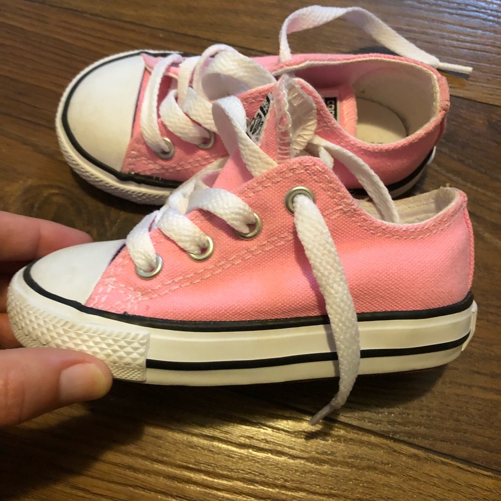 Toddler pink chuck Taylor converse